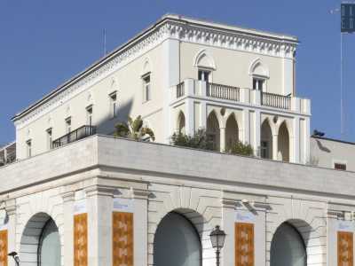 ...l� dove, alzando la testa, possiamo scorgere un altro lato del �Miramare� con la sua  elegante loggia ad archi...